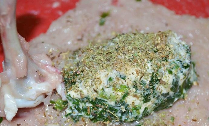 1. Этап. Котлеты по-киевски классические: На куски курицы выложите зелёное масло. Присыпьте его всеми специями из состава.