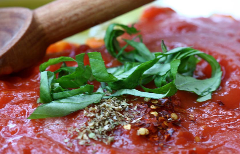 1. Этап. Соус томатный: 5. Добавьте также специи, измельченный базилик, перемешайте. Доведите до кипения. Затем тушите под закрытой крышкой в течение 20 минут.