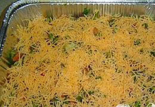 1. Этап. Мексиканская слоеная подлива: Выложить слой сыра чеддер.