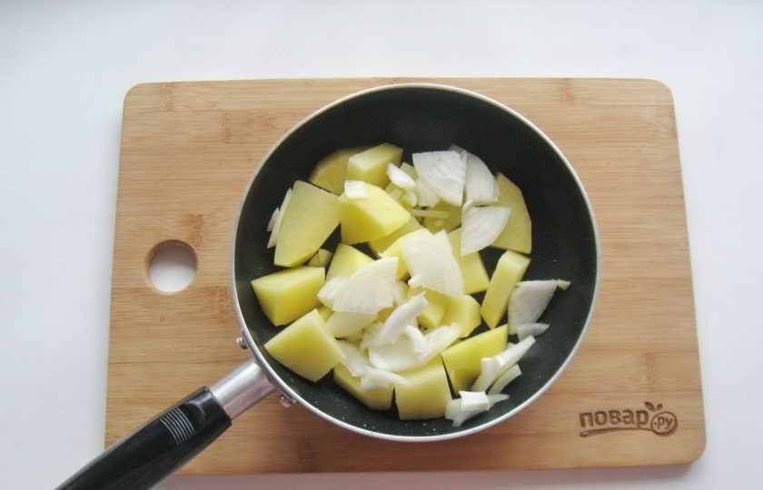 1. Этап. Суп Пашкет: Лук очистите, помойте и нарежьте, добавьте в сковороду с картофелем.