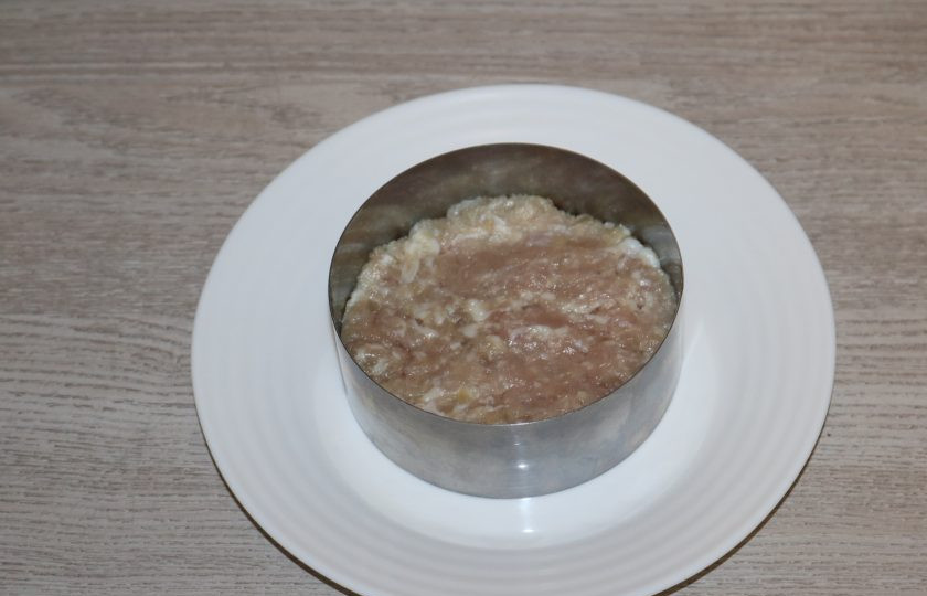 1. Этап. Сочный бургер: Фарш посолите, поперчите. При помощи кулинарного кольца сформируйте котлеты.