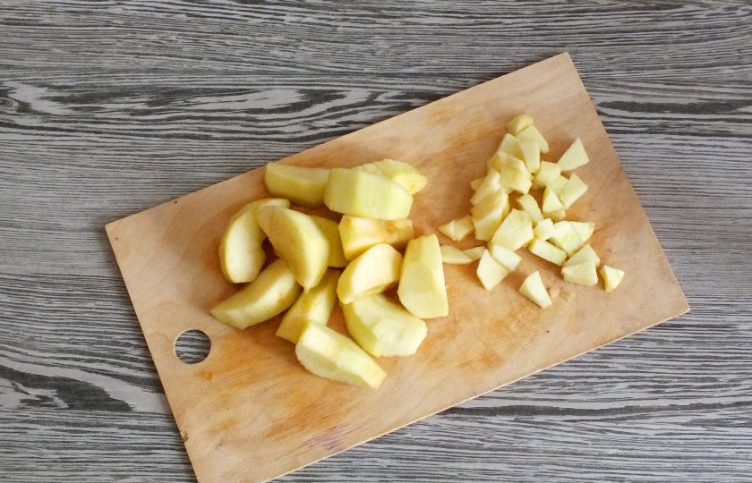 1. Этап. Ленивые булочки: Яблоки очистите от семенной коробочки и кожуры. Нарежьте кубиками, ориентировочно размером около 1-1,5 см.
