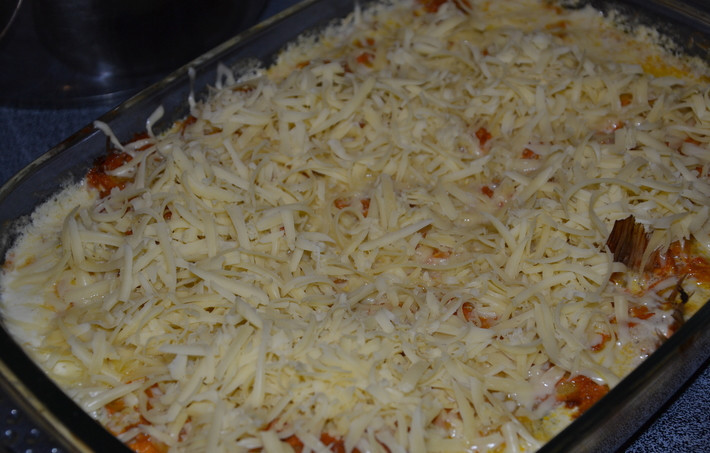 1. Этап. Горбуша в сливках: Через пол часа достаем форму, посыпаем рыбу тертым сыром и возвращаем ее в духовку еще на 10-15 минут, температуру при этом увеличиваем до 230 градусов.