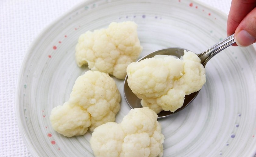 1. Этап. Цветная капуста на молоке: 3. Аккуратно выложите соцветия капусты в тарелку с помощью ложки.