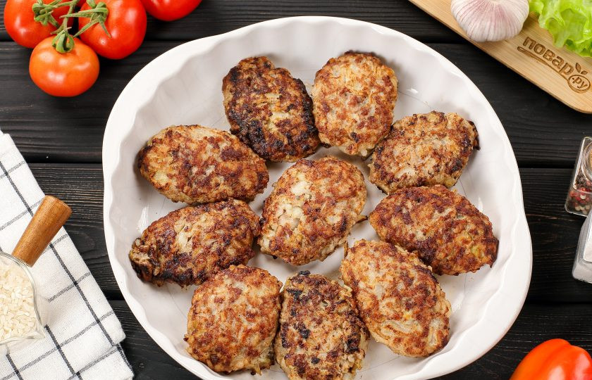 1. Этап. Ленивые голубцы с болгарским перцем: Обжаренные голубцы выложите в жаропрочную форму.