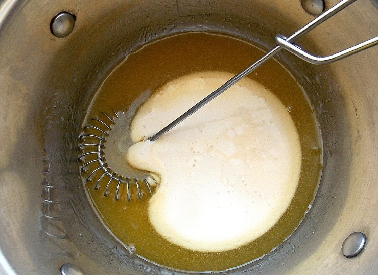 1. Этап. Пирог с кокосовым штрейзелем: Добавьте ряженку и перемешайте.