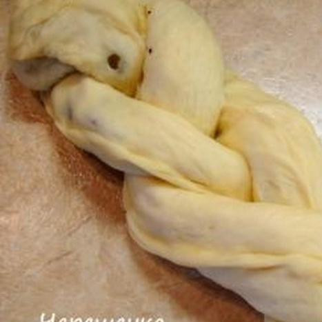 1. Этап. Пасхальная коса: Теперь кладем все три полосы рядом друг с другом и плетем косу…