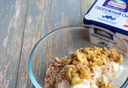 1. Этап. Колбасные дольки с творожным сыром: Добавить к сыру измельченные орехи и нарезанные оливки.