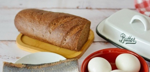 1. Этап. Бутерброды с селёдкой и яйцом: Для приготовления простых и вкусных бутербродов с селёдкой и яйцами подготовьте все продукты по списку. Хлеб у меня в виде батона, но можно брать Бородинский хлеб кирпичиком и делать бутерброды на прямоугольных ломтиках хлеба.