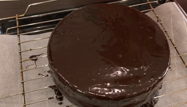 1. Этап. Шоколадный торт Захер: 14. Заготовку достаете из холодильника, устанавливаете на решетку и поливаете приготовленной помадкой, равномерно распределяете ее сверху и по краям.
