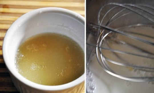 1. Этап. Торт за 20 минут без выпечки: 2. Желатин растворите в небольшом количестве воды. Добавьте чуть-чуть (около 50 мл) теплых сливок и перемешайте.