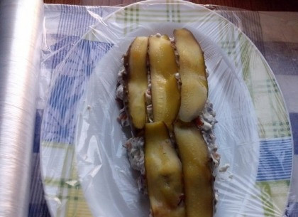 1. Этап. Закуска из сельди к праздничному столу: Сверху выкладываем нарезанный огурец и оставшуюся часть желейной массы. Затем — вторую часть филе.