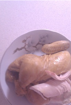 1. Этап. Салат блинный с курицей: 2. Теперь куриную грудку измельчим так же, как и блины: тонкими полосочками или соломкой. Смешаем с измельченными блинами и заправим оставшимся майонезом.