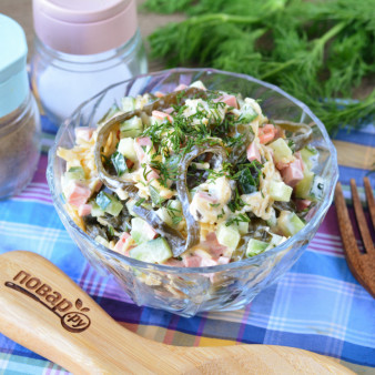 Салат с морской капустой и колбасой