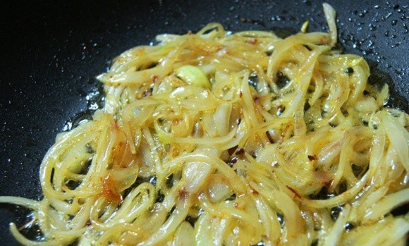 1. Этап. Кучмачи из говядины: Лук чистим и обжариваем на отдельной сковородке.