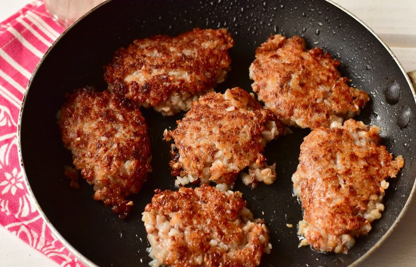 1. Этап. Гречневые котлеты на кефире: Жарьте их на умеренном огне до золотистой корочки с обеих сторон.