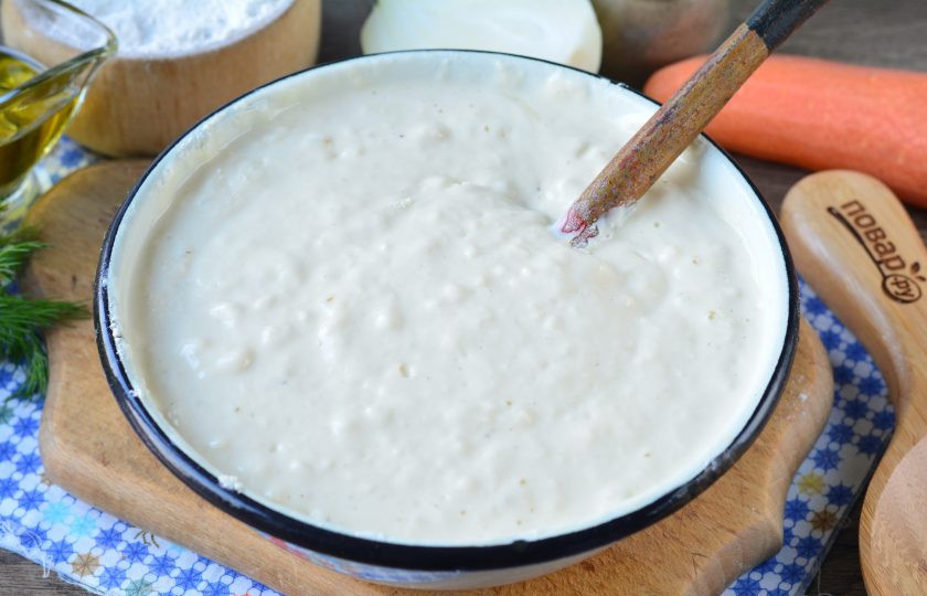 1. Этап. Капустный заливной пирог на майонезе и сметане: Перемешайте, чтобы получилось жидковатое тесто.