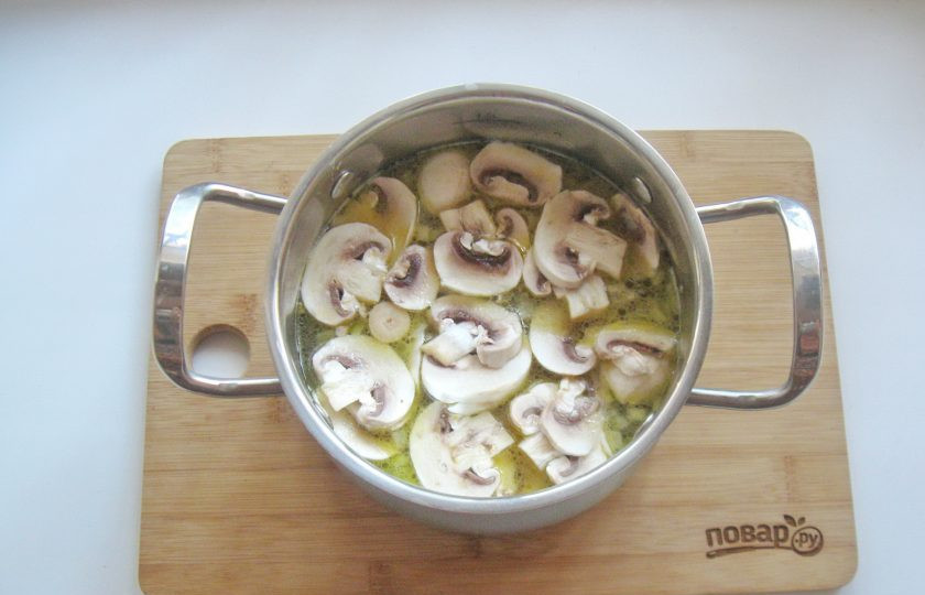 1. Этап. Грибной суп с молоком: Шампиньоны очистите, помойте и нарежьте. Добавьте в суп.