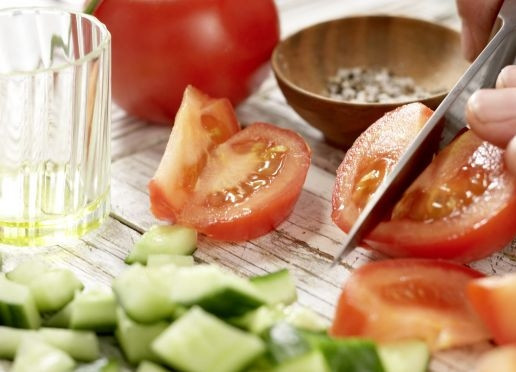 1. Этап. Салат из кальмаров классический: Дольками нарежьте помидоры, а огурцы — кубиками.