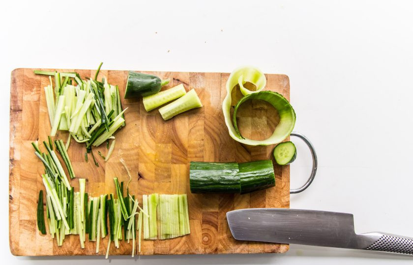 1. Этап. Салат легкий без майонеза: Огурец и апельсин чистим от кожуры, огурец рубим соломкой, апельсин нарезаем кружками.