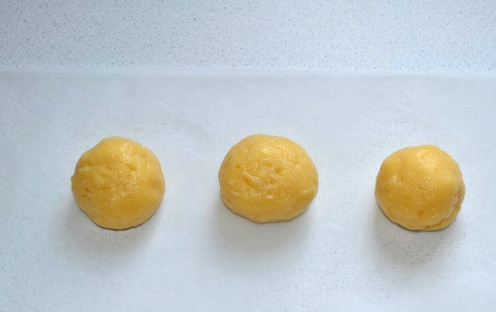 1. Этап. Заварные французские булочки: Из полученной массы сформируйте небольшие шарики, выложите их на пергамент. Отправьте в разогретую до 200 градусов духовку на 15 минут.