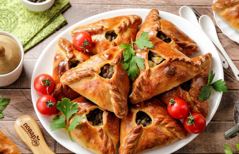 1. Этап. Эчпочмак без дрожжей: Эчпочмаки без дрожжей готовы. Как только выпечка станет тёплой, сразу подавайте к столу. Это очень вкусно! Приятного аппетита!