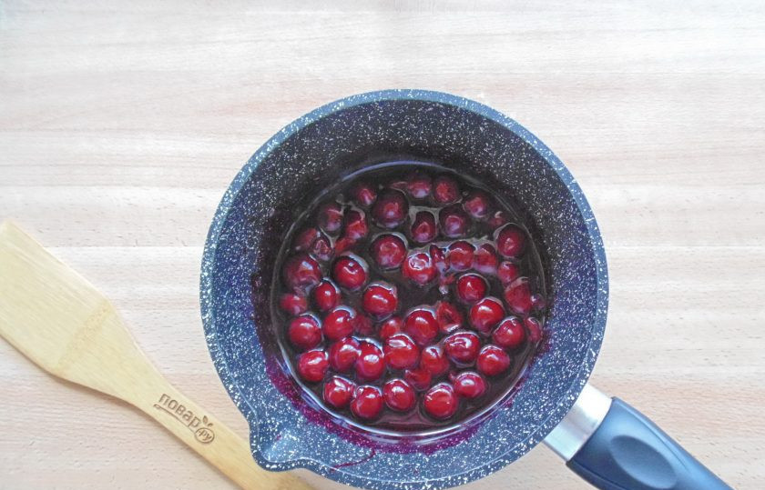 1. Этап. Вишневый коблер: Тщательно перемешайте и варите 2-3 минуты до загустения. Должна получится вишня в густом киселе.