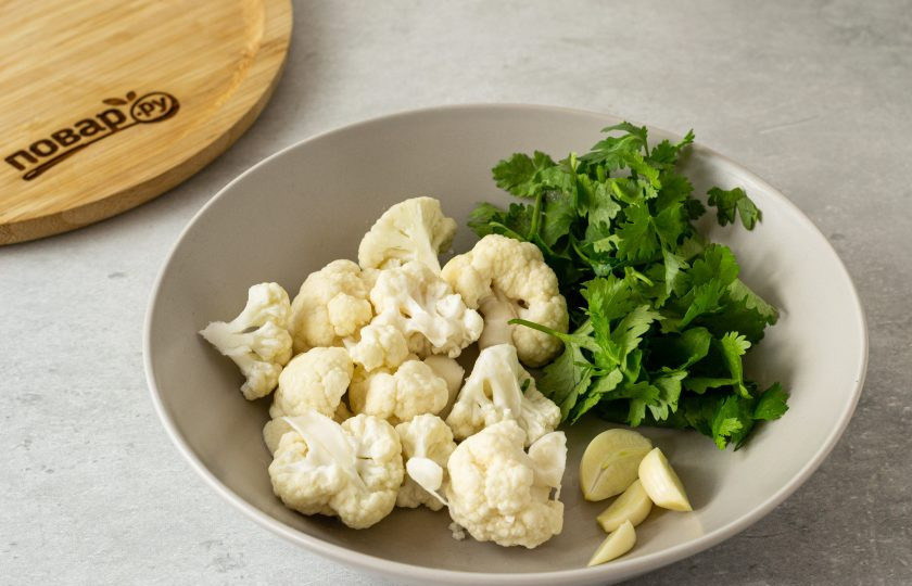 1. Этап. Армянские соленья: Цветную капусту помойте и разделите на небольшие соцветия. Чеснок очистите и разрежьте зубчики. Кинзу крупно порубите.