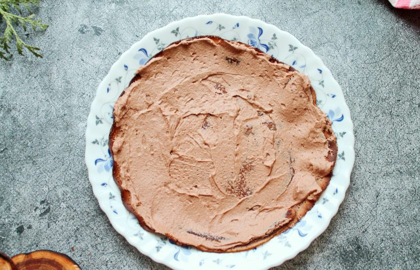 1. Этап. Рулет из шоколадных блинов с кремом: Каждый шоколадный блин смажьте кремом.