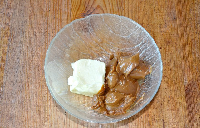 1. Этап. Торт Прекрасная Мария: Чтобы приготовить крем соедините размягченное сливочное масло с вареной сгущенкой и взбейте до пышности.