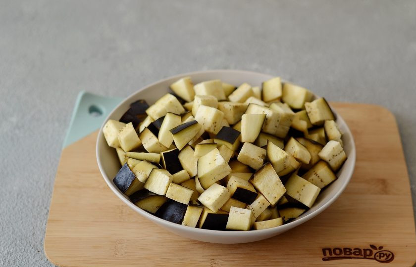 1. Этап. Соленые баклажаны на зиму: Баклажаны помойте, нарежьте кубиками. Замочите в подсоленной прохладной воде на полчаса.