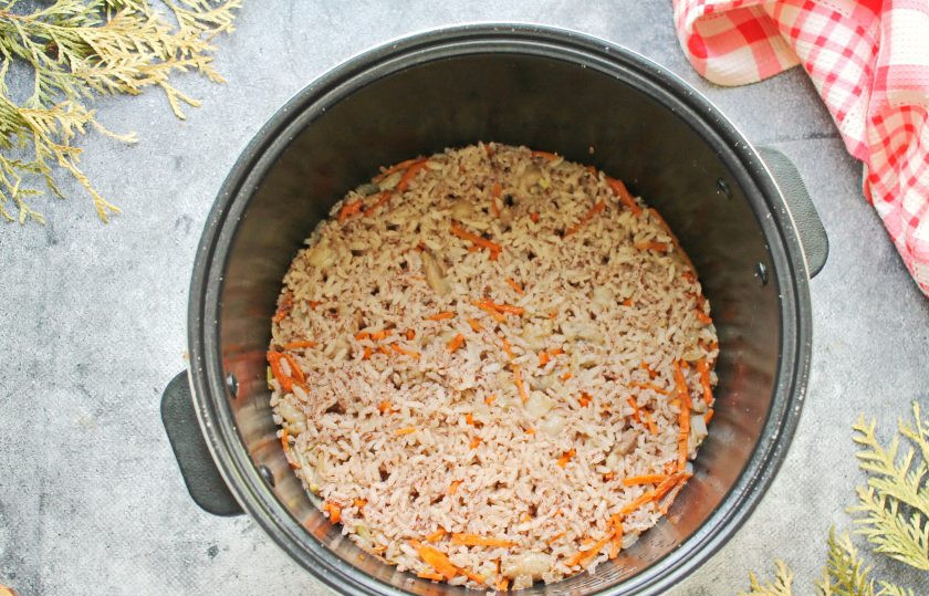 1. Этап. Печень со свининой в мультиварке: Налейте горячую воду, чтобы она немного выше уровня риса. Готовьте в режиме 