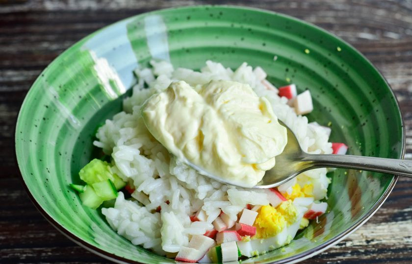 1. Этап. Салат с крабовым мясом по ГОСТу: Добавьте майонез. Перемешайте.