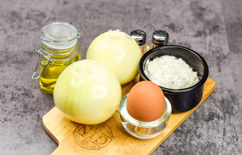 1. Этап. Лук в кляре к пиву: Подготовьте ингредиенты: лук, муку, яйцо, масло и соль.