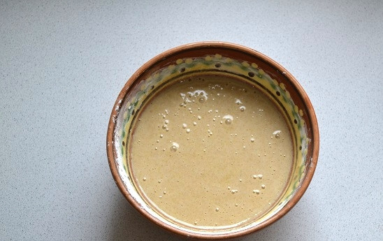 1. Этап. Яблочный торт с коричным кремом: Параллельно можно приготовить крем. В глубокой миске взбейте яйца с сахаром, крахмалом, ванилином и корицей.