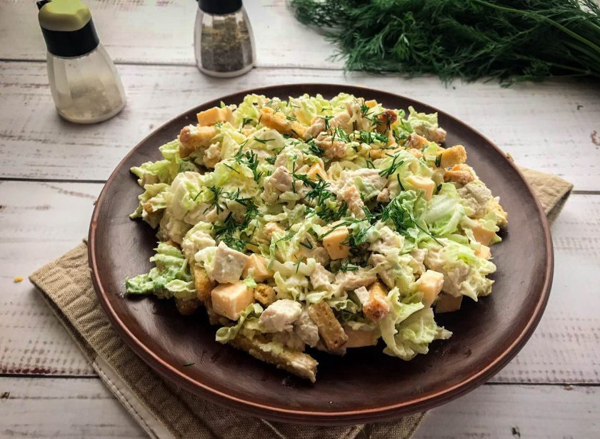 1. Этап. Пекинский салат с курицей и сухариками: Пекинский салат с курицей и сухариками готов. Приятного аппетита!