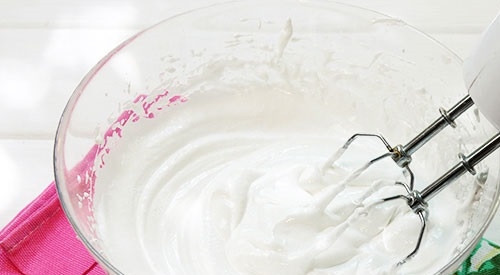 1. Этап. Торт Сникерс с безе: 1. Первым делом нужно испечь безе. Можно сделать это даже заранее. В глубокой мисочке соедините сахар с белками и взбейте миксером до плотных пиков.