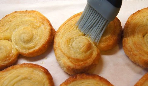 1. Этап. Берлинское печенье: 5. Пока берлинское печенье в домашних условиях выпекается, необходимо сделать сахарный сироп, растворив немного сахара в воде. Можно добавить лимонный сок по вкусу. Сразу после приготовления, еще горячим, печенье нужно смазать сиропом.