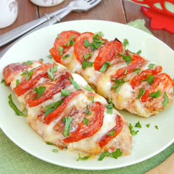 Куриные грудки с моцареллой и помидорами