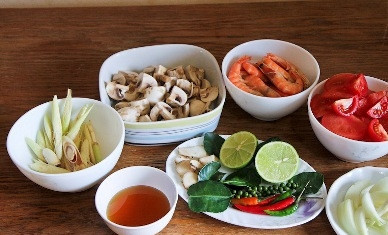 1. Этап. Том Ям Кунг: Подготовим ингредиенты. Лемонграсс разрезаем на кусочки и помнем ножом, листья лайма надорвем и слегка примнем, галангал, грибы и помидоры нарежем на кусочки. Очистим креветки, у меня они уже вареные и очищенные. Лучше брать сырые.