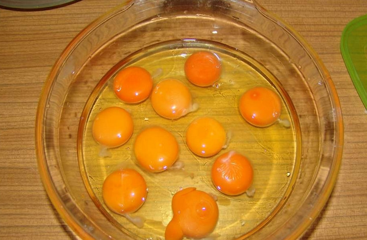 1. Этап. Пасхальные куличики: Вбиваем в глубокую тарелку яйца, добавляем соль. Тщательно перемешиваем.