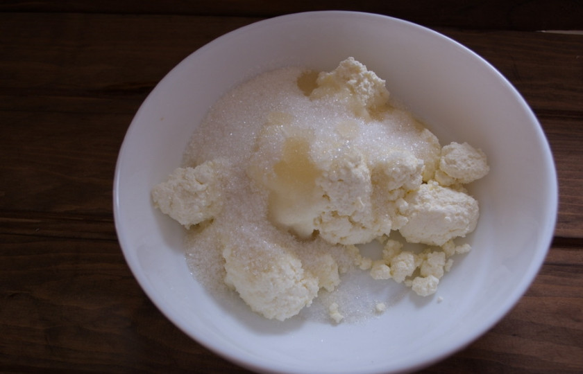 1. Этап. Домик из печенья: В миску поместите творог, сахар, ваниль, сметану.