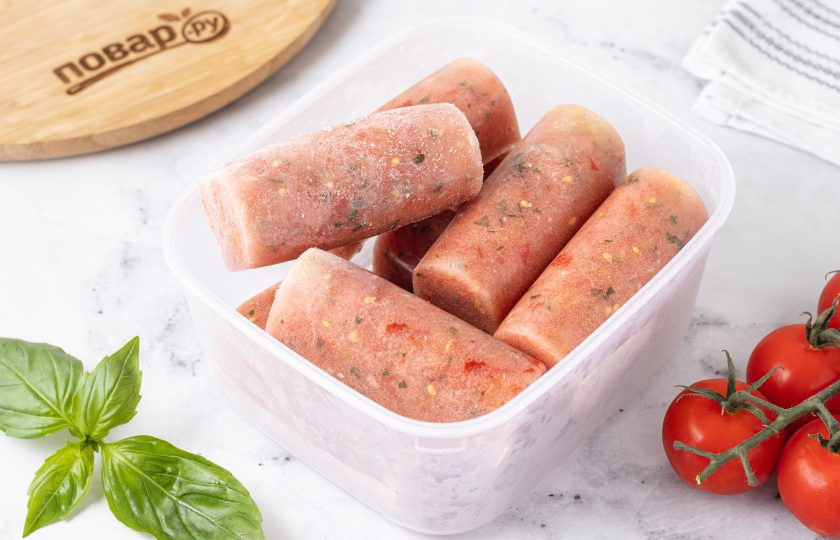 1. Этап. Пюре из помидоров замороженное: После достаньте замороженные пюре и переложите в пакет или пищевой контейнер. Уберите обратно в морозилку на хранение.