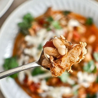 Курица с консервированной фасолью