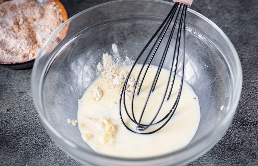 1. Этап. Пирог с патокой: Натрите очищенный корень имбиря на мелкую терку. Измельченный имбирь вместе с молотым кардамоном добавьте в яично-сливочную смесь. Перемешайте.