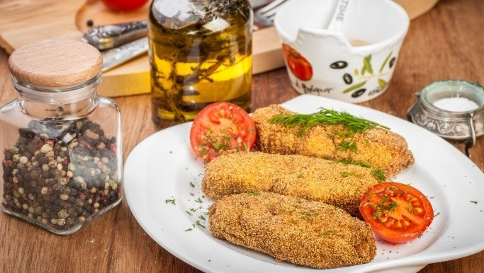 1. Этап. Пожарские котлеты классические: 3. Разогрейте сковороду с растительным маслом, сформируйте тем временем котлету и обваляйте в панировочных сухарях. Обжаривайте на раскаленном масле до золотистой корочки и сразу подавайте.