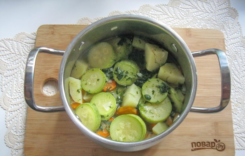 1. Этап. Суп-пюре из кабачков со сливками: Варите овощи в кастрюле до готовности.