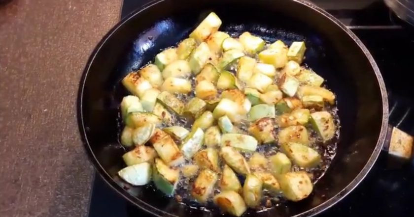 1. Этап. Кабачки с ореховым соусом: 1. Для начала нарежьте кубиками кабачок, не солите его. Обжарьте кабачки на разогретом на большом огне оливковом масле, периодически помешивая.