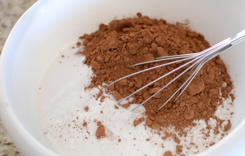 1. Этап. Шоколадный пирог с кабачком: 2. Муку соедините с какао, сахаром, солью, разрыхлителем, содой.