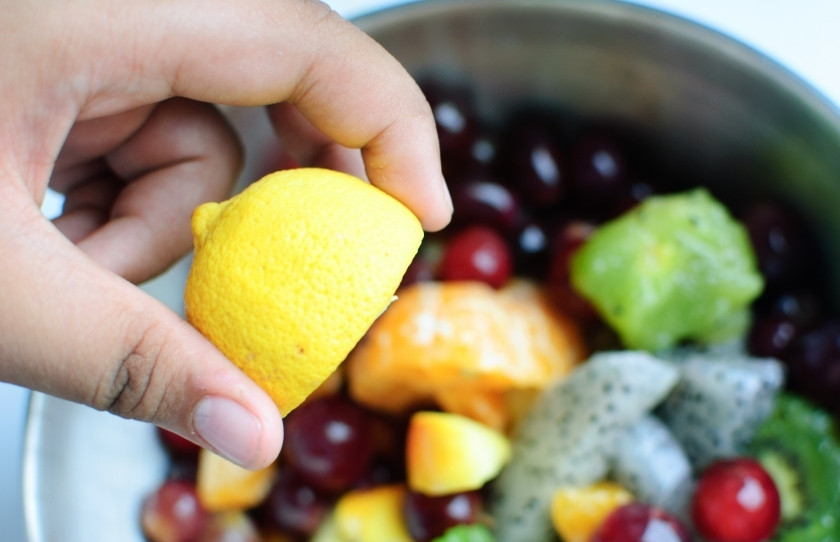 1. Этап. Фруктовый сладкий салат: Выдавите сок лимона в салат. Можете добавить по вкусу соль и сахар.